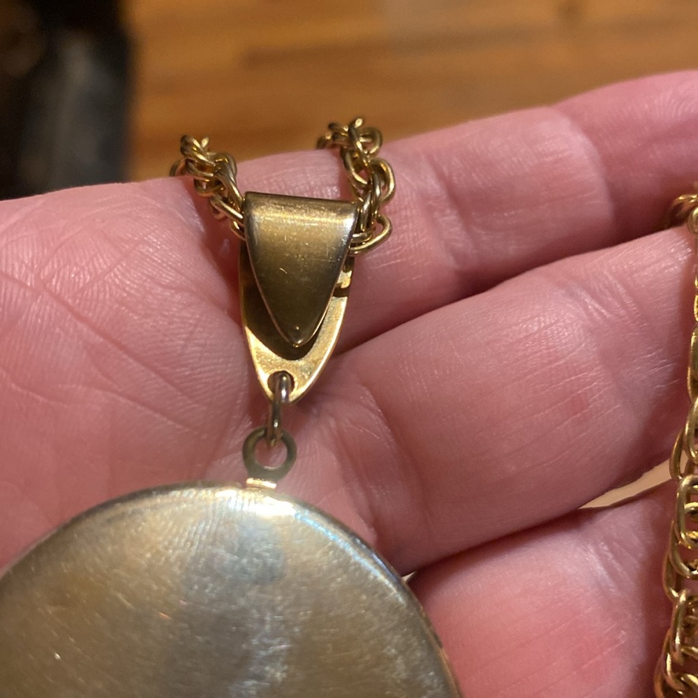 Vintage Victorian Gold Tone Locket Necklace with Romantic Scene - Picture 8 of 9